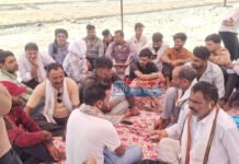 ग्रेनाइट रॉयल्टी ठेकेदार की अवैध वसूली के खिलाफ फूटा गुस्सा, ट्रेलर मालिकों व चालकों ने टेंट गाड़कर शुरू किया प्रदर्शन